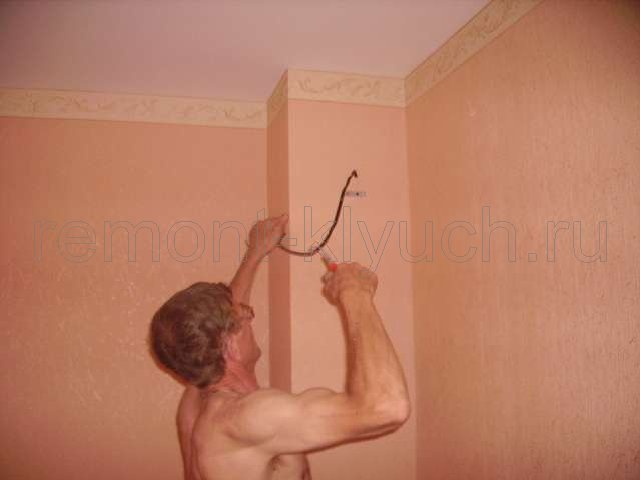 Окраска потолка вд краской, оклеивание стен комнаты виниловыми обоями без подбора рисунка, наклеивание бордюрной ленты, протягивание и установка электропроводов